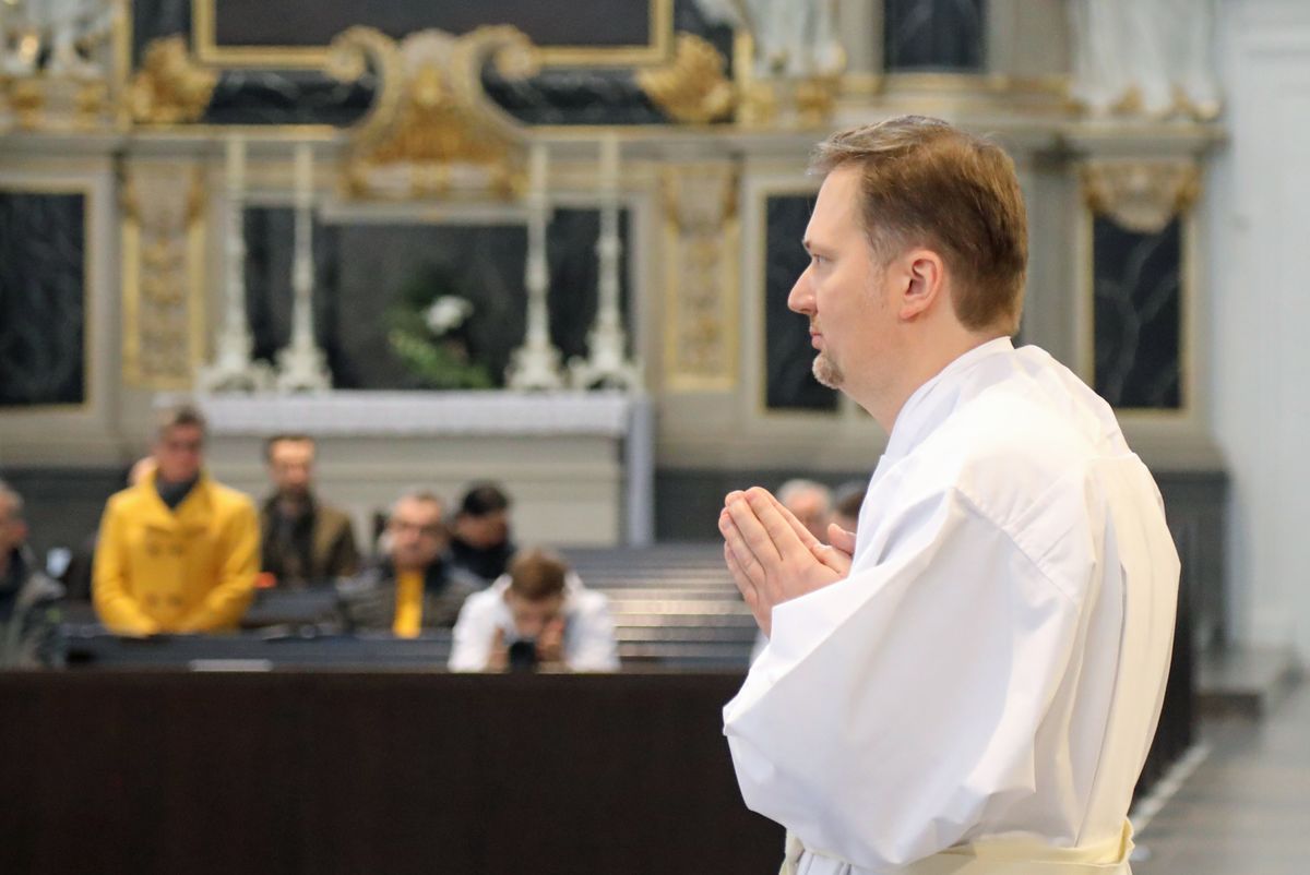 Bei einem Pontifikalgottesdienst am Samstag, 17. Oktober, hat Weihbischof Ulrich Boom im Würzburger Kiliansdom Uwe Becker zum Ständigen Diakon geweiht.