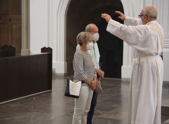 Mit rund 110 Ehepaaren aus der ganzen Diözese hat Weihbischof Ulrich Boom am Mittwochnachmittag, 23. Juni, einen Pontifikalgottesdienst gefeiert. Eingeladen waren Ehejubilare, die in den Jahren 2020 und 2021 auf 50, 60 oder 65 gemeinsame Jahre zurückblicken.