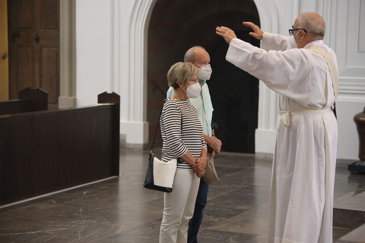 Mit rund 110 Ehepaaren aus der ganzen Diözese hat Weihbischof Ulrich Boom am Mittwochnachmittag, 23. Juni, einen Pontifikalgottesdienst gefeiert. Eingeladen waren Ehejubilare, die in den Jahren 2020 und 2021 auf 50, 60 oder 65 gemeinsame Jahre zurückblicken.