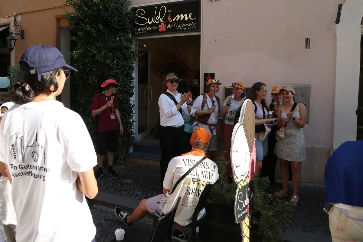 Die Jugendlichen bedanken sich mit einem einstimmigen "Dankeschön" und Applaus bei Bischof Dr. Franz Jung für die willkommene Eispause bei 36 Grad in Rom. Die Jugendlichen bedanken sich mit einem einstimmigen "Dankeschön" und Applaus bei Bischof Dr. Franz Jung für die willkommene Eispause bei 36 Grad in Rom.