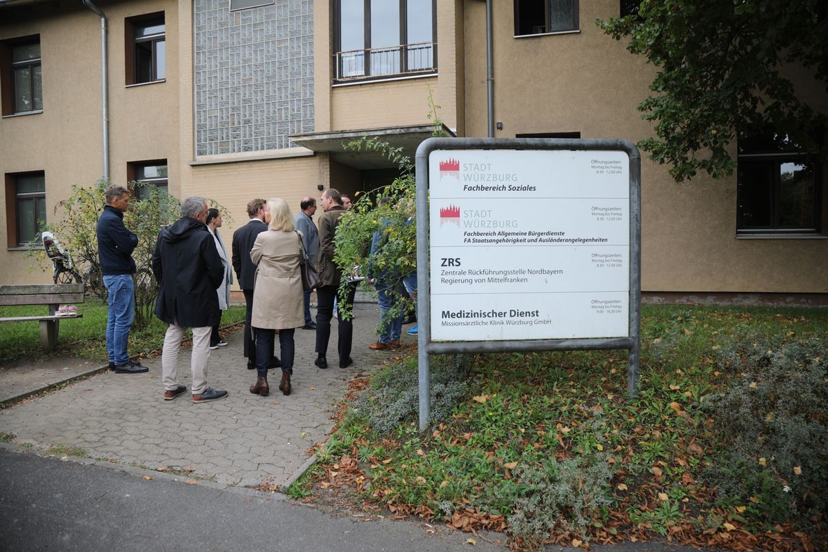 Der Medizinische Dienst des Klinikums Würzburg Mitte ist montags bis freitags von 9 bis 16.30 Uhr für die Bewohnerinnen und Bewohner der GU da. Der Medizinische Dienst des Klinikums Würzburg Mitte ist montags bis freitags von 9 bis 16.30 Uhr für die Bewohnerinnen und Bewohner der GU da.