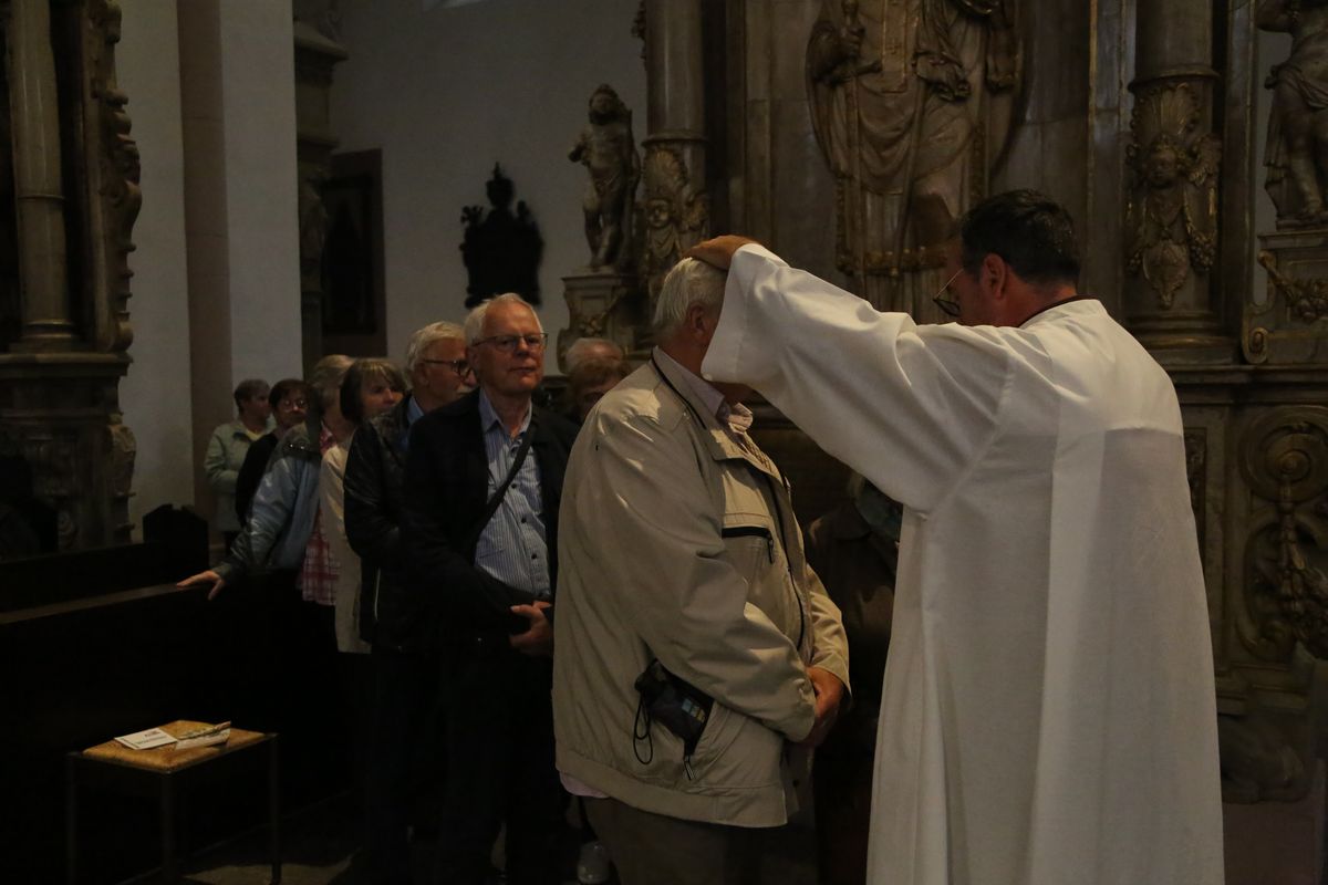 Bischof Dr. Franz Jung hat am Donnerstagnachmittag, 4. Juli, mit etwa 320 Paaren im Kiliansdom ihr goldenes oder diamantenes Ehejubiläum gefeiert.