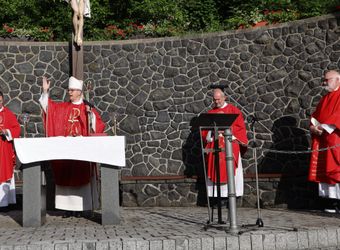 Bischof Dr. Franz Jung feierte am Montagabend, 5. Juli, einen Kiliani-Pontifikalgottesdienst auf dem Kreuzberg.
