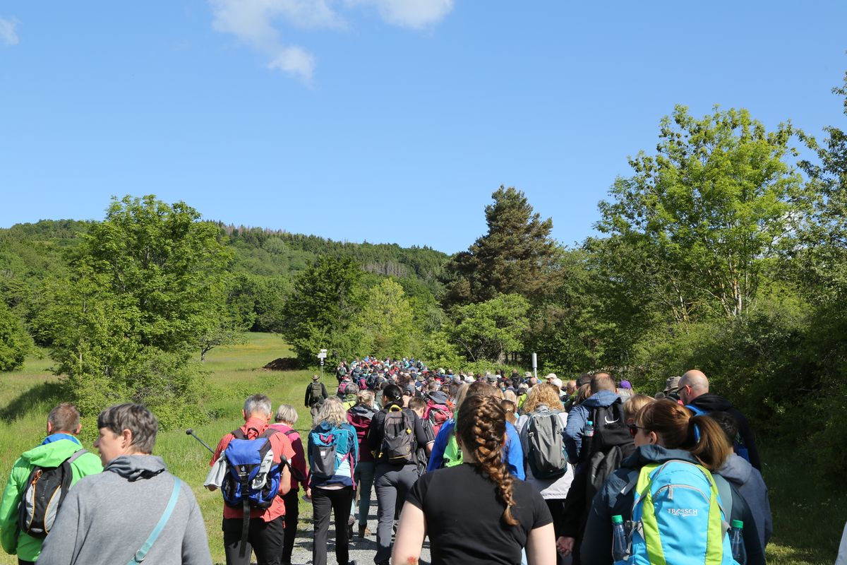 Fast 400 Gläubige haben an der Ökumenischen Kreuzbergwallfahrt mit Bischof Jung und Regionalbischöfin Bornowski teilgenommen.  Fast 400 Gläubige haben an der Ökumenischen Kreuzbergwallfahrt mit Bischof Jung und Regionalbischöfin Bornowski teilgenommen.