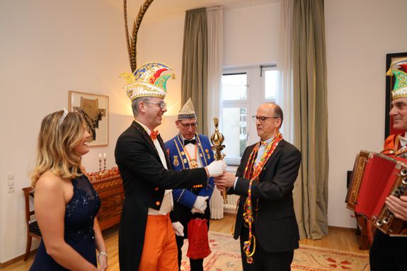 Das Würzburger Prinzenpaar Robert II. und Britta I. sowie Vertreter der ersten Karnevalsgeselllschaft Elferrat Würzburg haben Bischof Dr. Franz Jung am Dienstag, 4. Februar, im Bischofshaus besucht. Das Würzburger Prinzenpaar Robert II. und Britta I. sowie Vertreter der ersten Karnevalsgeselllschaft Elferrat Würzburg haben Bischof Dr. Franz Jung am Dienstag, 4. Februar, im Bischofshaus besucht.