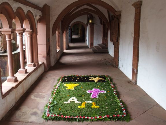 Mitglieder der Herz-Jesu-Pfarrei hatten in den frühen Morgenstunden einen Blumenteppich gelegt.