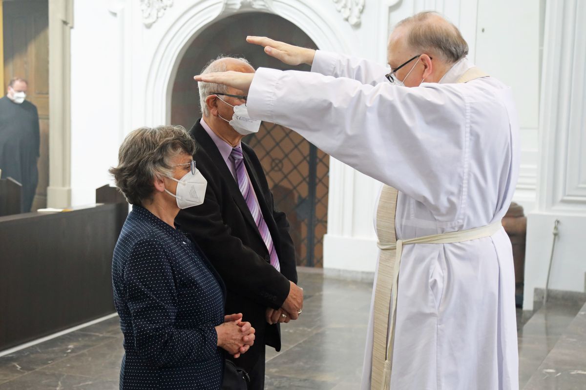 2721/0648 Gottesdienst für Ehejubilare mit Bischof Dr. Franz Jung am Freitagnachmittag, 2. Juli 2021_28518 Bischof Dr. Franz Jung feierte am Freitagnachmittag, 2. Juli 2021, einen Dankgottesdienst im Kiliansdom mit Ehepaaren, die goldenes, diamantenes oder eisernes Ehejubiläum feiern.