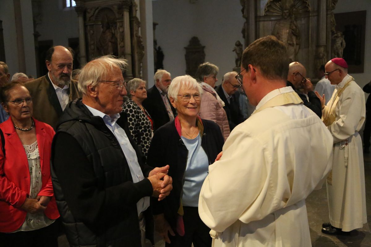 Bischof Dr. Franz Jung hat am Donnerstagnachmittag, 4. Juli, mit etwa 320 Paaren im Kiliansdom ihr goldenes oder diamantenes Ehejubiläum gefeiert.