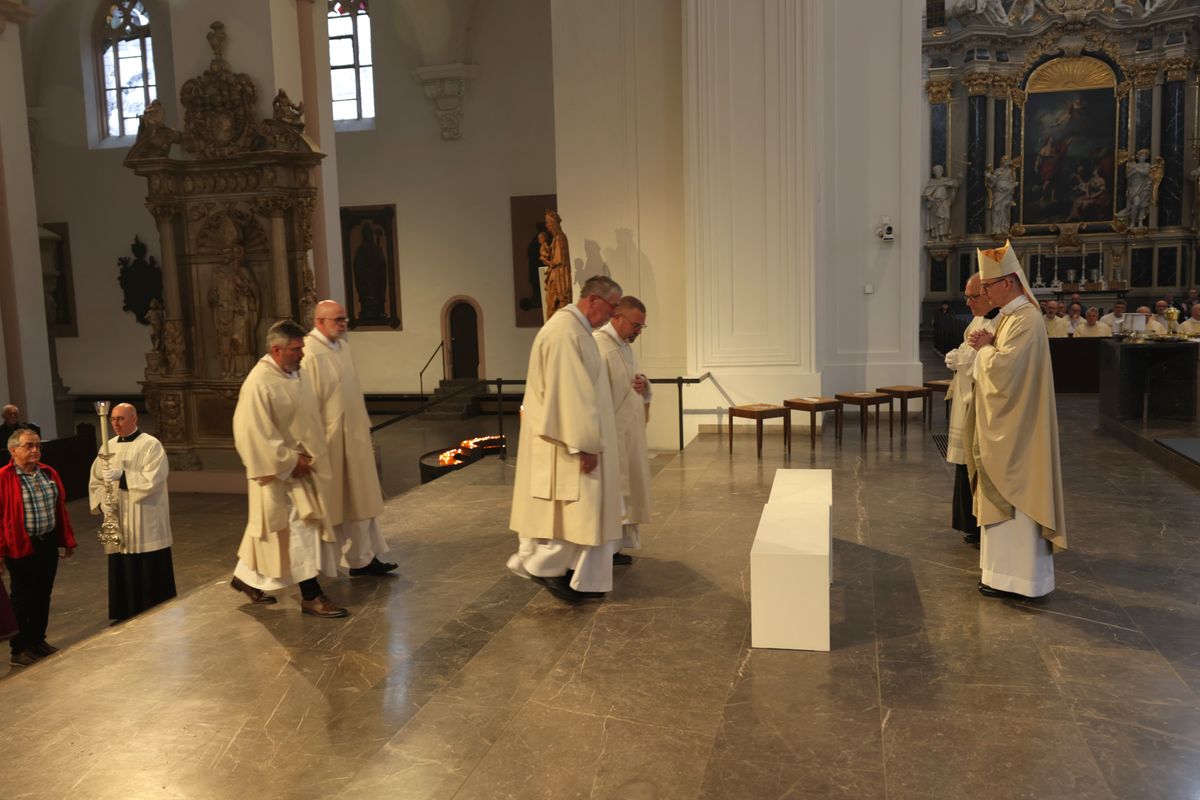 Diakone brachten das Chrisamöl zur Weihe in den Altarraum. Diakone brachten das Chrisamöl zur Weihe in den Altarraum.