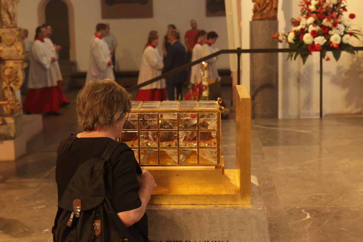 Mit einer Reliquienprozession von Sankt Burkard über die Alte Mainbrücke und einem Pontifikalgottesdienst im Kiliansdom ist am Sonntag, 6. Juli, die Kiliani-Wallfahrtswoche 2025 eröffnet worden.