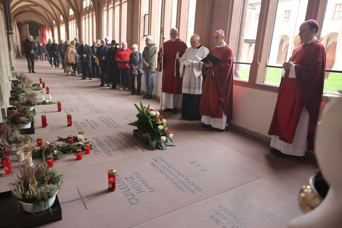 Einen Gottesdienst zum Gedenken an Generalvikar Dr. Karl Hillenbrand und Weihbischof em. Alfons Kempf hat Bischof Dr. Franz Jung am Freitag, 22. November, gefeiert. Anschließend segnete er die Gräber der beiden im Domkreuzgang und der Sepultur. Einen Gottesdienst zum Gedenken an Generalvikar Dr. Karl Hillenbrand und Weihbischof em. Alfons Kempf hat Bischof Dr. Franz Jung am Freitag, 22. November, gefeiert. Anschließend segnete er die Gräber der beiden im Domkreuzgang und der Sepultur.