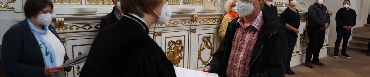 2721/0642 Umweltauditor(inn)en_28349 Bei einem ökumenischen Gottesdienst im Würzburger Neumünster überreichten Regionalbischöfin Gisela Bornowski und Dompfarrer Stefan Gessner die Zertifikate an die neuen kirchlichen Umweltauditorinnen und -auditoren.
