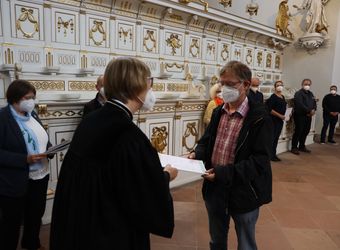 2721/0642 Umweltauditor(inn)en_28349 Bei einem ökumenischen Gottesdienst im Würzburger Neumünster überreichten Regionalbischöfin Gisela Bornowski und Dompfarrer Stefan Gessner die Zertifikate an die neuen kirchlichen Umweltauditorinnen und -auditoren.