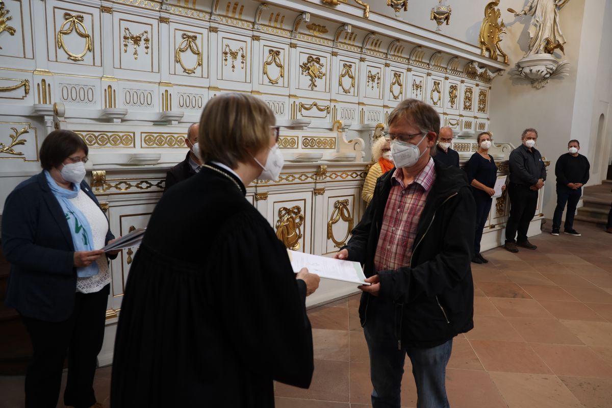 2721/0642 Umweltauditor(inn)en_28349 Bei einem ökumenischen Gottesdienst im Würzburger Neumünster überreichten Regionalbischöfin Gisela Bornowski und Dompfarrer Stefan Gessner die Zertifikate an die neuen kirchlichen Umweltauditorinnen und -auditoren.