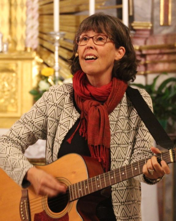 Die Liedermacherin Stefanie Schwab