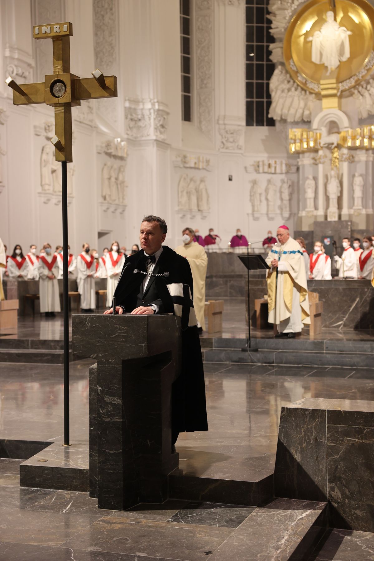 Weihbischof Ulrich Boom feierte am Mittwochabend, 23. Februar, dem Fest der Darstellung des Herrn, einen Pontifikalgottesdienst im Kiliansdom. Weihbischof Ulrich Boom feierte am Mittwochabend, 23. Februar, dem Fest der Darstellung des Herrn, einen Pontifikalgottesdienst im Kiliansdom.