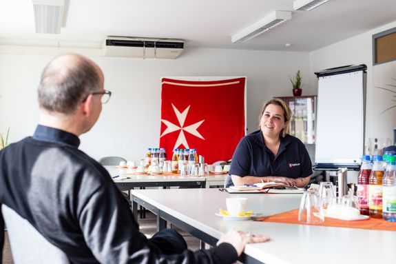 1420/0398 Bischof Jung besucht Rettungswache der Malteser_20667