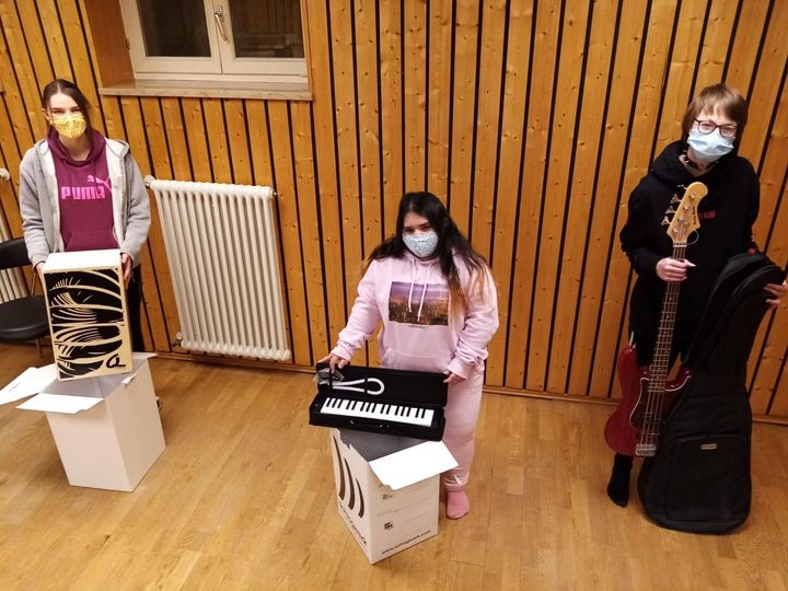 Die Teilnehmerinnen Jasmin Greller, Saba Hussein und Svenja Zösch freuen sich über die Spende des "New Future"-Chors und die neuen Musikinstrumente. 
