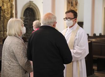 Bischof Dr. Franz Jung segnete nach dem Gottesdienst die Ehejubilare.