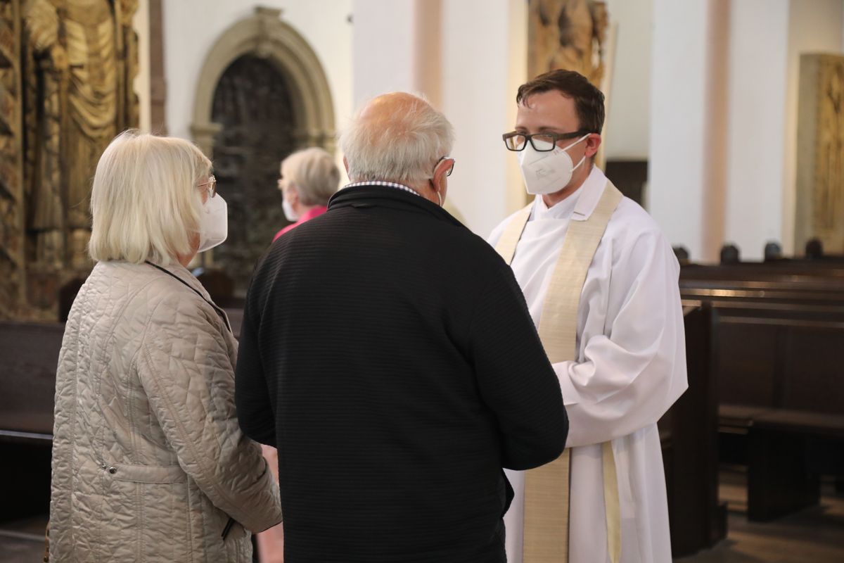 2721/0630_Ehejubilare mit Bischof Franz Jung_28197 Bischof Dr. Franz Jung segnete nach dem Gottesdienst die Ehejubilare.