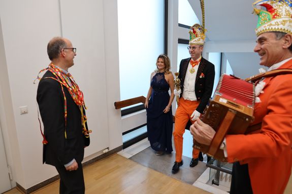 Mit Musik zogen das Würzburger Prinzenpaar Robert II. und Britta I. sowie Vertreter der ersten Karnevalsgeselllschaft Elferrat Würzburg ins Würzburger Bischofshaus ein.  Dort empfing sie Bischof Dr. Franz Jung am Dienstag, 4. Februar. Mit Musik zogen das Würzburger Prinzenpaar Robert II. und Britta I. sowie Vertreter der ersten Karnevalsgeselllschaft Elferrat Würzburg ins Würzburger Bischofshaus ein.  Dort empfing sie Bischof Dr. Franz Jung am Dienstag, 4. Februar.