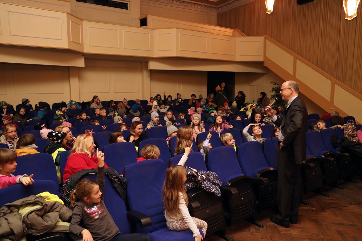 Viel Spaß hatten Bischof Dr. Franz Jung und rund 130 Vorschulkinder plus Erzieher beim gemeinsamen Ansehen des Kinofilms der Augsburger Puppenkiste über die Weihnachtsgeschichte im Bad Neustädter Rex-Kino und dem Austausch hinterher.  Viel Spaß hatten Bischof Dr. Franz Jung und rund 130 Vorschulkinder plus Erzieher beim gemeinsamen Ansehen des Kinofilms der Augsburger Puppenkiste über die Weihnachtsgeschichte im Bad Neustädter Rex-Kino und dem Austausch hinterher.