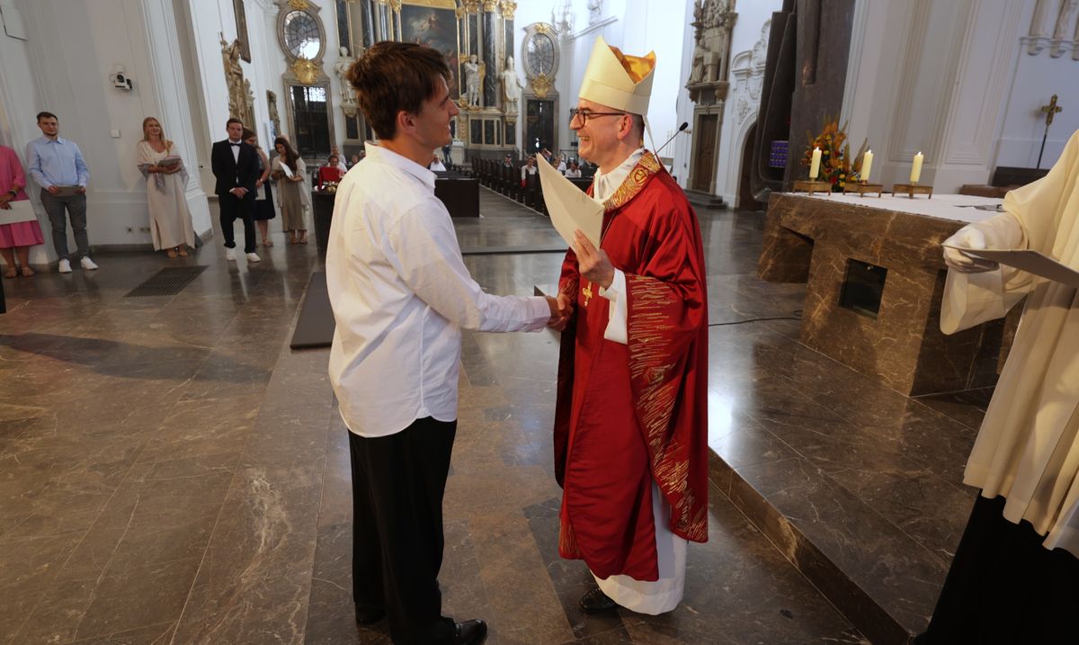 Beim Kiliani-Gottesdienst für die in Schule und Erziehung Tätigen hat Bischof Dr. Franz Jung am Freitag, 11. Juli, im Würzburger Kiliansdom 24 Frauen und Männern die Missio canonica verliehen.