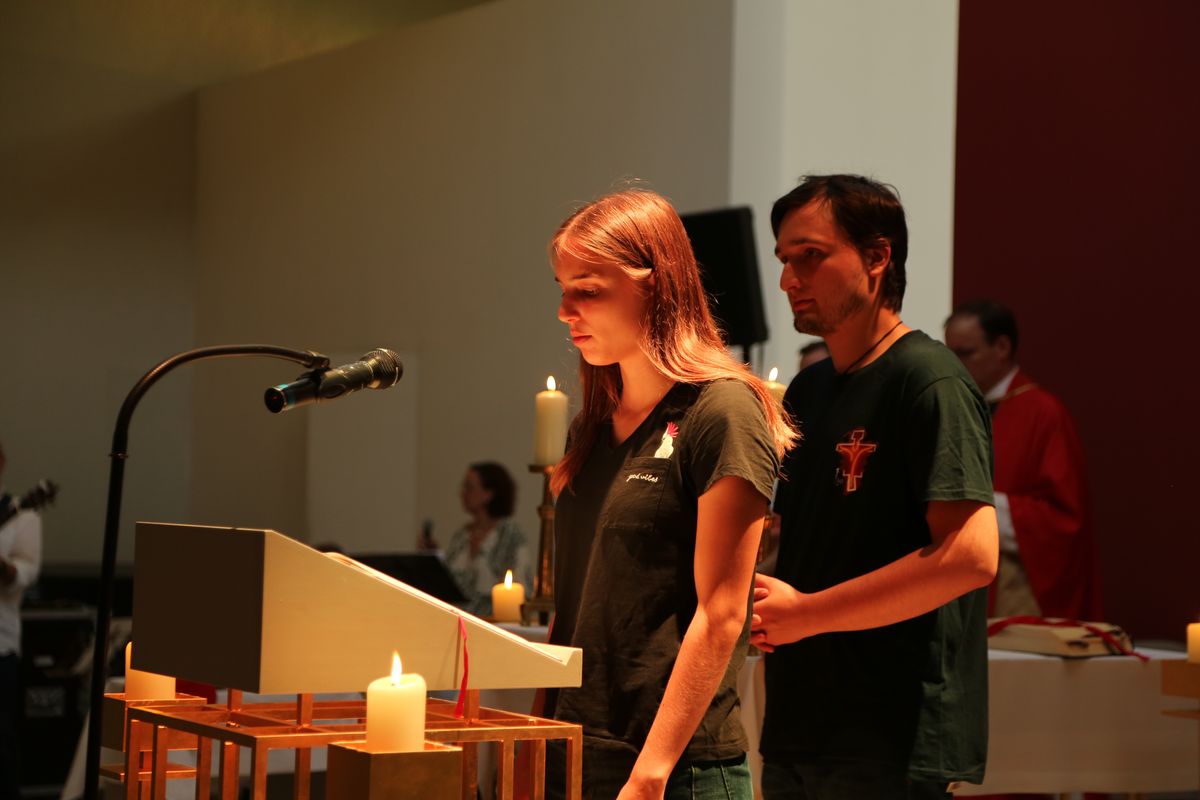 Am Tag der Jugend hat Weihbischof Paul Reder im Anschluss an ein buntes Workshop-Programm einen Kiliani-Gottesdienst mit den Jugendlichen im Kilianeum in Würzburg gefeiert.