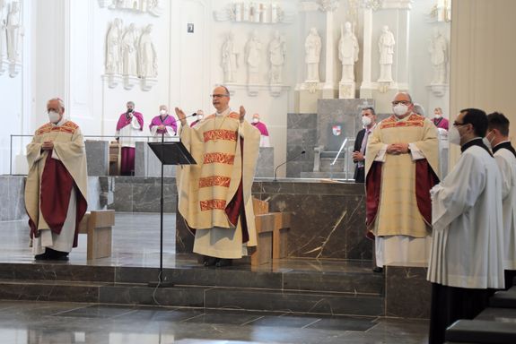 Bischof Dr. Franz Jung feierte am Donnerstag, 3. Juni, den Fronleichnamsgottesdienst im Kiliansdom. Bischof Dr. Franz Jung feierte am Donnerstag, 3. Juni, den Fronleichnamsgottesdienst im Kiliansdom.