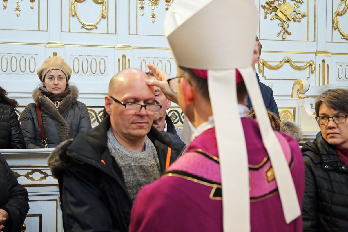 Bei einer Feier im Neumünster ließ Bischof Dr. Franz Jung 20 Erwachsene zu Taufe, Firmung und Eucharistie zu sowie eine Bewerberin für die Erwachsenenfirmung.