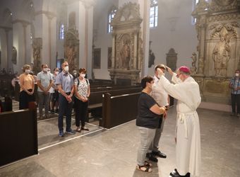 Mit rund 100 Ehepaaren aus der ganzen Diözese hat Bischof Dr. Franz Jung am Montagabend, 28. Juni, einen Gottesdienst im Würzburger Kiliansdom gefeiert. Eingeladen waren Ehejubilare, die in den Jahren 2020 und 2021 ihr silbernes Ehejubiläum feiern. Nach dem Gottesdienst ließen sich die Ehepartner von Bischof Jung und weiteren Priestern und Diakonen mit Abstand segnen.