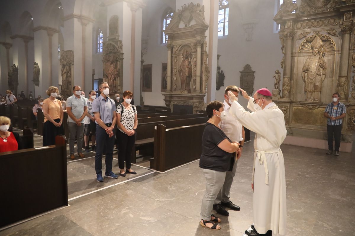 2621/0619 Ehejubilare Bischof 28. Juni Abend_27952 Mit rund 100 Ehepaaren aus der ganzen Diözese hat Bischof Dr. Franz Jung am Montagabend, 28. Juni, einen Gottesdienst im Würzburger Kiliansdom gefeiert. Eingeladen waren Ehejubilare, die in den Jahren 2020 und 2021 ihr silbernes Ehejubiläum feiern. Nach dem Gottesdienst ließen sich die Ehepartner von Bischof Jung und weiteren Priestern und Diakonen mit Abstand segnen.