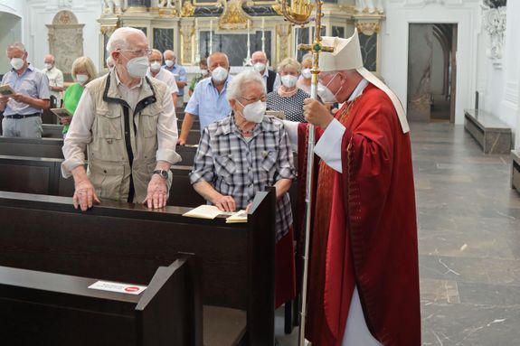 2621/0625 Gottesdienst für Ehejubilare mit Weihbischof Boom am 29. Juni 2021_28052 Besonders begrüßte der Weihbischof das Ehepaar Lydia und Leonhard Rothenhöfer, die seit 71 Jahren verheiratet sind.