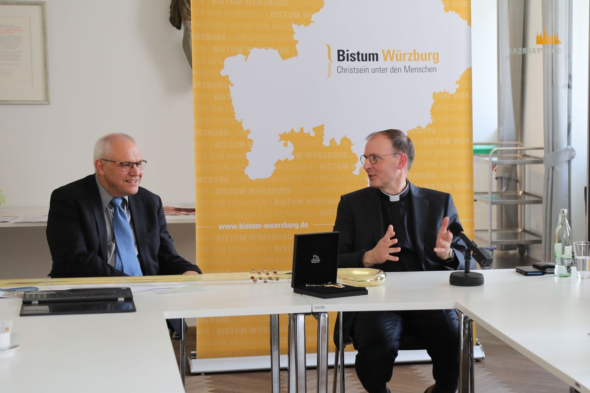 Bei einer Pressekonferenz im Medienhaus der Diözese stellte sich der ernannte Weihbischof Paul Reder den Fragen der Journalisten. Links Liturgiereferent Dr. Stephan Steger.