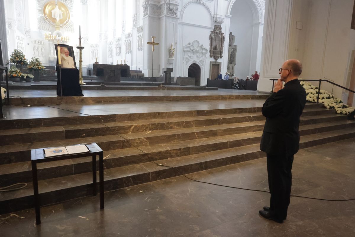 Vor der 12-Uhr-Messe im Kiliansdom betete Bischof Dr. Franz Jung für den verstorbenen Papst Franziskus, entzündete eine Kerze und trug sich als erster in das ausgelegte Kondolenzbuch ein.