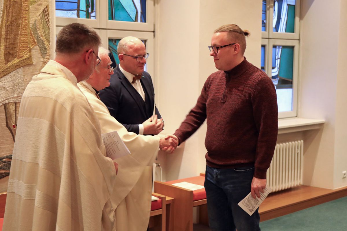 Bischof em. Dr. Friedhelm Hofmann verlieh Stefan Sauerbrey im Auftrag von Bischof Dr. Franz Jung die Missio Canonica. Bischof em. Dr. Friedhelm Hofmann verlieh Stefan Sauerbrey im Auftrag von Bischof Dr. Franz Jung die Missio Canonica.