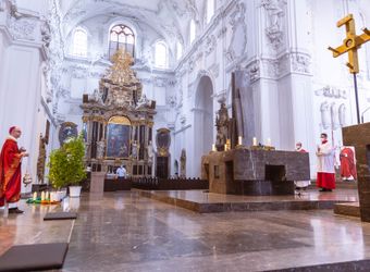 Bischof Dr. Franz Jung hat am Hochfest der Frankenapostel, Donnerstag, 8. Juli, mit haupt- und ehrenamtlichen Mitarbeiterinnen und Mitarbeitern der Caritas ein Pontifikalamt im Würzburger Kiliansdom gefeiert.