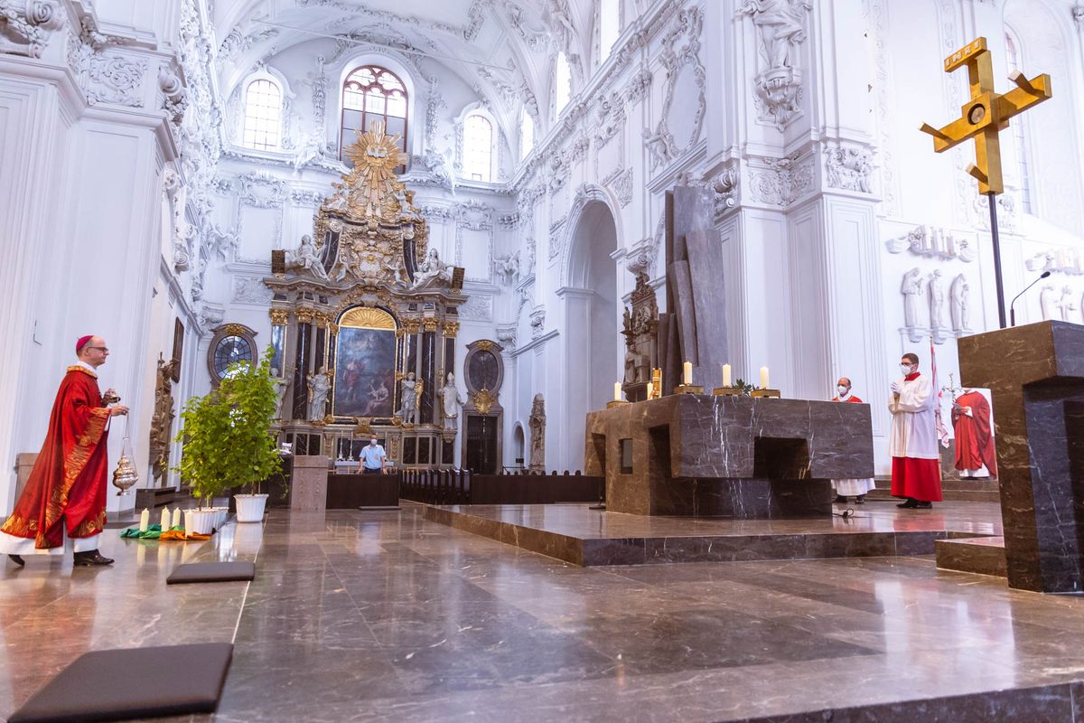 Bischof Dr. Franz Jung hat am Hochfest der Frankenapostel, Donnerstag, 8. Juli, mit haupt- und ehrenamtlichen Mitarbeiterinnen und Mitarbeitern der Caritas ein Pontifikalamt im Würzburger Kiliansdom gefeiert.