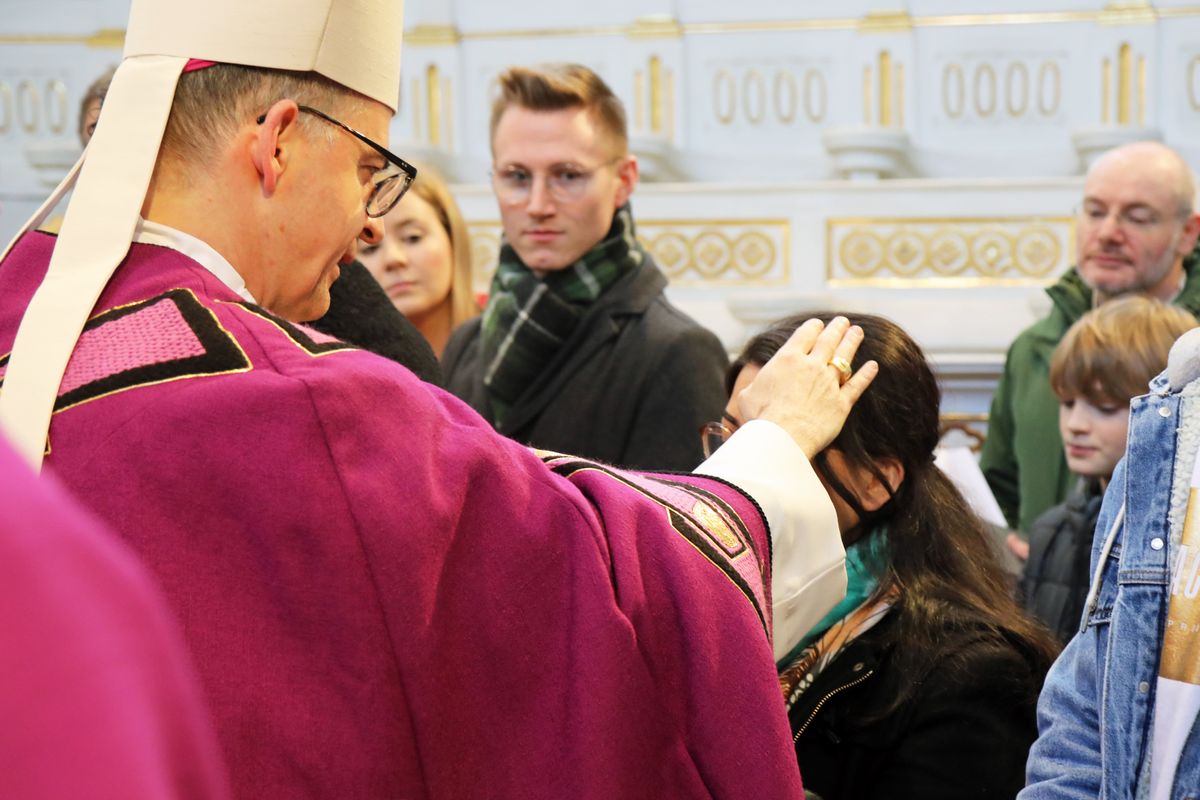 Bei einer Feier im Neumünster ließ Bischof Dr. Franz Jung 20 Erwachsene zu Taufe, Firmung und Eucharistie zu sowie eine Bewerberin für die Erwachsenenfirmung.