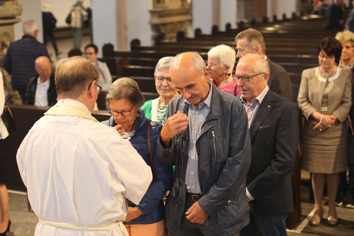 Seelsorgerinnen und Seelsorger spendeten nach dem Gottesdienst den Jubelpaaren individuell den Segen. 