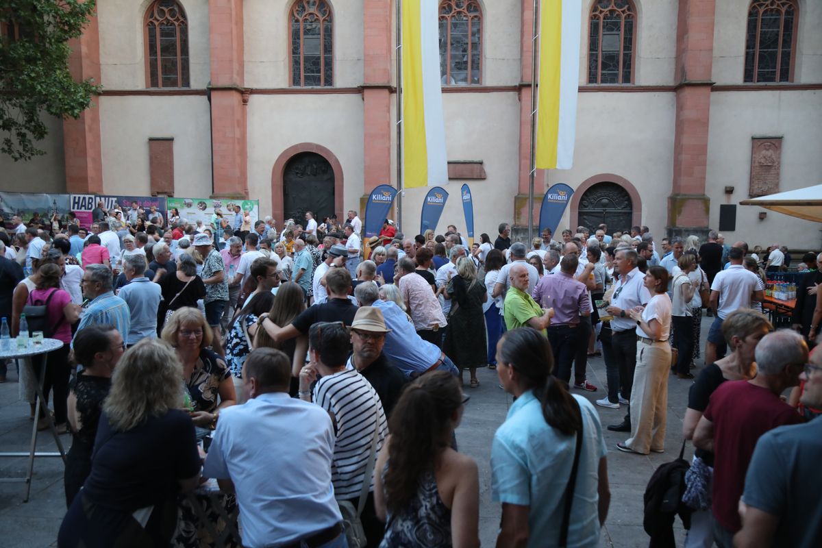 Mit rund 1000 Eheleuten, die in diesem Jahr Silberhochzeit haben, feierte Bischof Dr. Franz Jung am Freitagabend, 4. Juli 2025, einen Pontifikalgottesdienst im Kiliansdom. Im Anschluss erteilten er, Weihbischof Paul Reder sowie weitere Seelsorgerinnen und Seelsorger den Paaren einzeln den Segen.