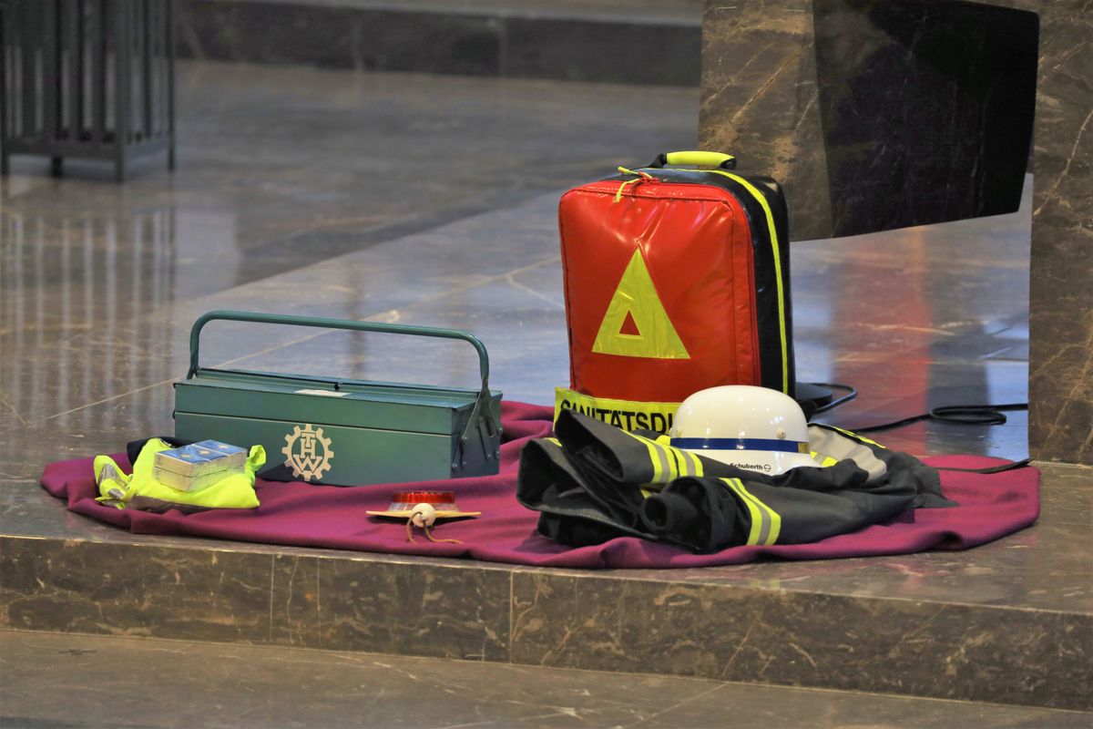 2821/0668 Blaulichtgottesdienst_28787 Weihbischof Ulrich Boom stand am Mittwochabend, 7. Juli, der Kiliani-Wort-Gottes-Feier für Polizei, Feuerwehr, Technisches Hilfswerk, Rettungsdienste und Notfallseelsorge im Kiliansdom vor.