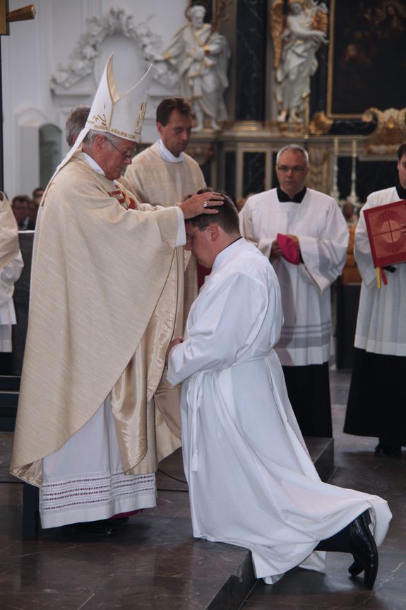 Diakonenweihe im Kiliansdom in Würzburg am 28. September 2013. Bischof Dr. Friedhelm Hofmann weiht Sebastian Krems (Würzburg-Dompfarrei) zum Diakon.