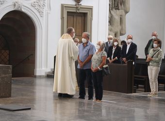 Im Anschluss an den Ehejubilarsgottesdienst mit Weihbischof Ulrich Boom am Freitagvormittag, 2. Juli, konnten sich die Paare von ihm und weiteren Priestern und Diakonen segnen lassen.