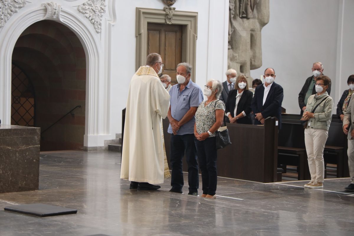 2721/0646 Ehejubilare Freitag, 2- Juli vormittags WB Boom_28440 Im Anschluss an den Ehejubilarsgottesdienst mit Weihbischof Ulrich Boom am Freitagvormittag, 2. Juli, konnten sich die Paare von ihm und weiteren Priestern und Diakonen segnen lassen.