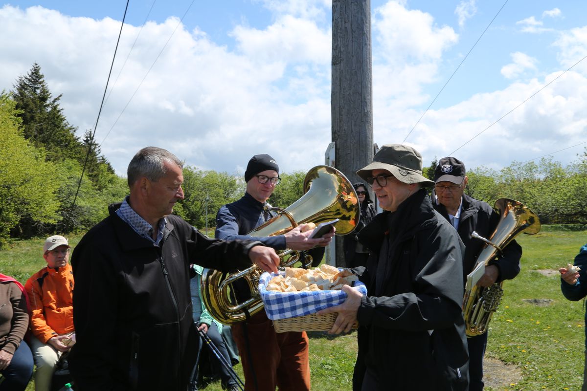 Fast 400 Gläubige haben an der Ökumenischen Kreuzbergwallfahrt mit Bischof Jung und Regionalbischöfin Bornowski teilgenommen.  Fast 400 Gläubige haben an der Ökumenischen Kreuzbergwallfahrt mit Bischof Jung und Regionalbischöfin Bornowski teilgenommen.