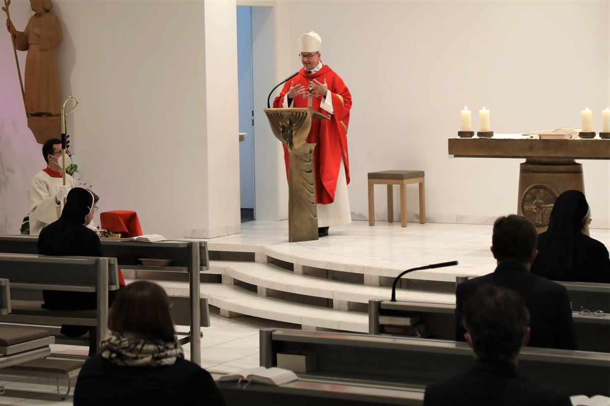 Bischof Dr. Franz Jung feiert am Freitagnachmittag, 9. Juli 2021, eine Kiliani-Pontifikalmesse in der Kapelle des Krankenhauses Sankt Josef in Schweinfurt.