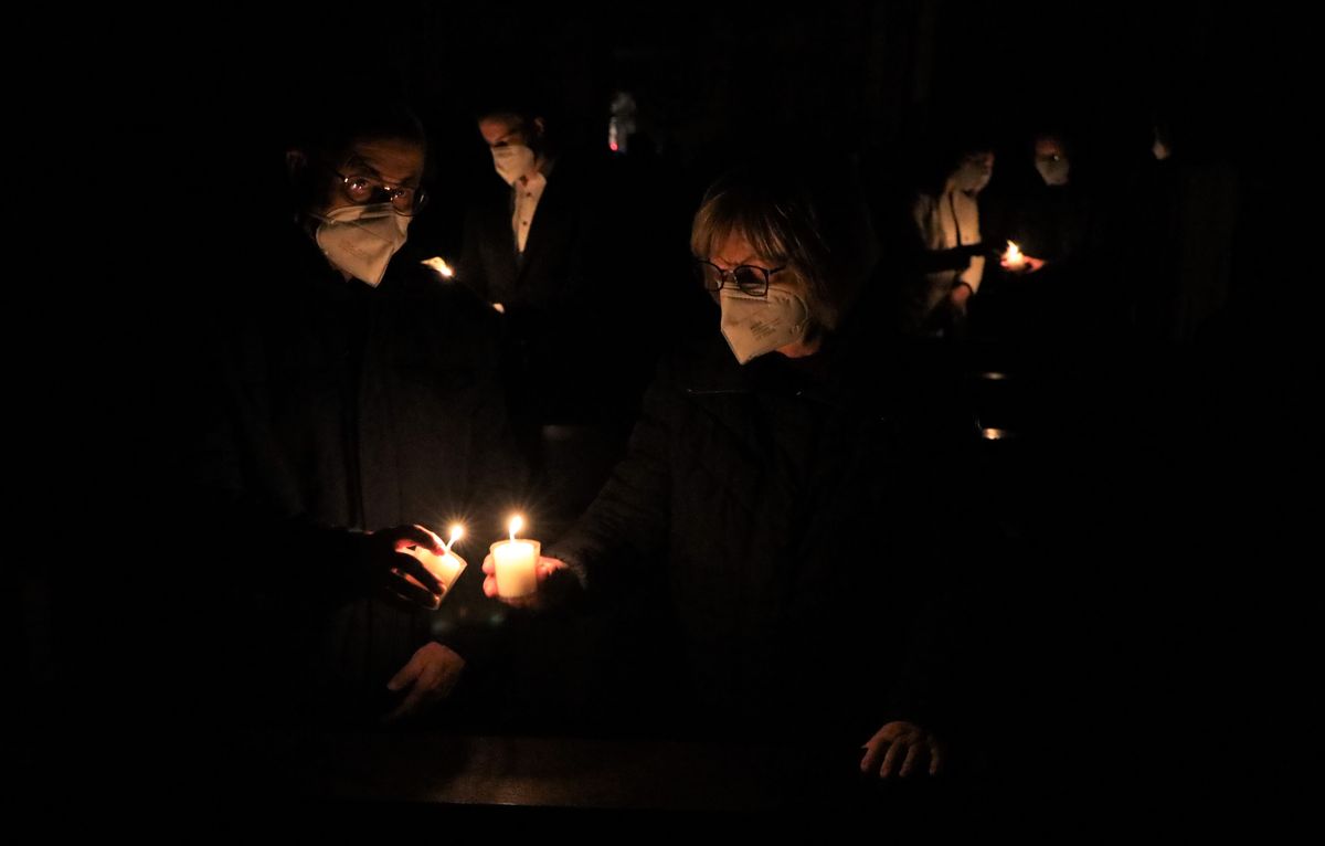 Bischof Dr. Franz Jung feierte am Samstagabend, 3. April, im Würzburger Kiliansdom die Osternacht, die "Mutter aller Vigilien".  Das Osterlicht wurde in Begleitung von Generalvikar Dr. Jürgen Vorndran und Dompfarrer Stefan Gessner in den dunklen Kiliansdom getragen und an die Gläubigen weitergereicht. 