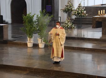 Bischof em. Dr. Friedhelm Hofmann feierte am Freitagnachmittag, 25. Juni, einen Dankgottesdienst mit Ehepaaren, die seit 50, 60 oder 65 Jahren verheiratet sind. Anschließend spendeten der Bischof sowie weitere Priester und Diakone den Jubilaren mit Abstand den Segen.