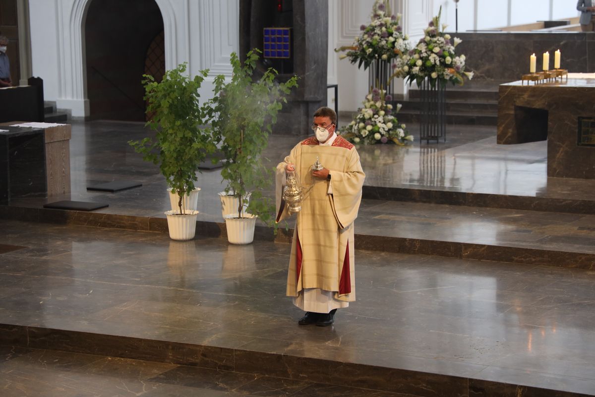 Bischof em. Dr. Friedhelm Hofmann feierte am Freitagnachmittag, 25. Juni, einen Dankgottesdienst mit Ehepaaren, die seit 50, 60 oder 65 Jahren verheiratet sind. Anschließend spendeten der Bischof sowie weitere Priester und Diakone den Jubilaren mit Abstand den Segen.